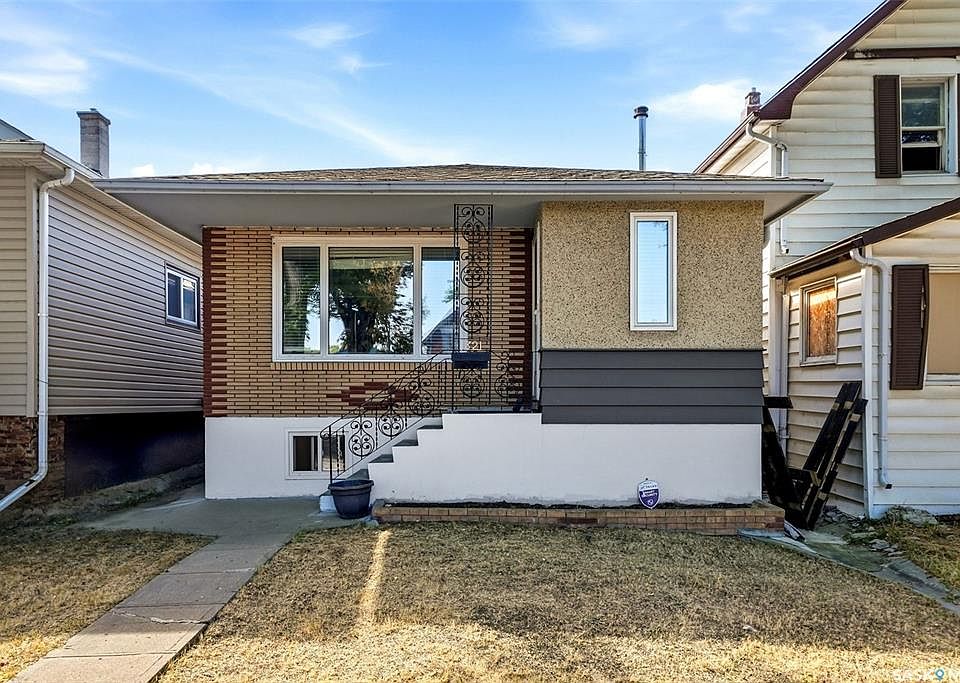 1st image of 1321 Victoria AVENUE
