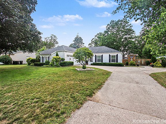 3rd image of 7747 Park Lane Ave