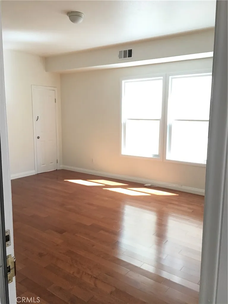 3 bed, 1020 sqft, $3,100 — Photo 4