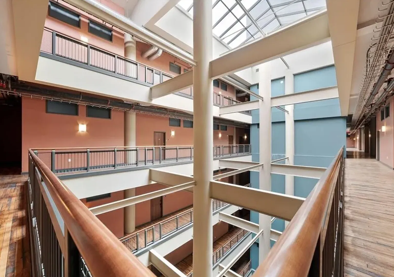 Furnished Updated 2 Bed 2 Bath Condo On Wash Ave! Fitness Room! — Photo 4
