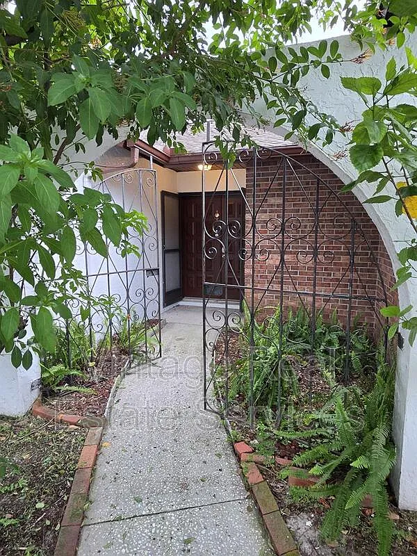 3 bed, 2.0 bath, 1834 sqft, $2,200 — Photo 3