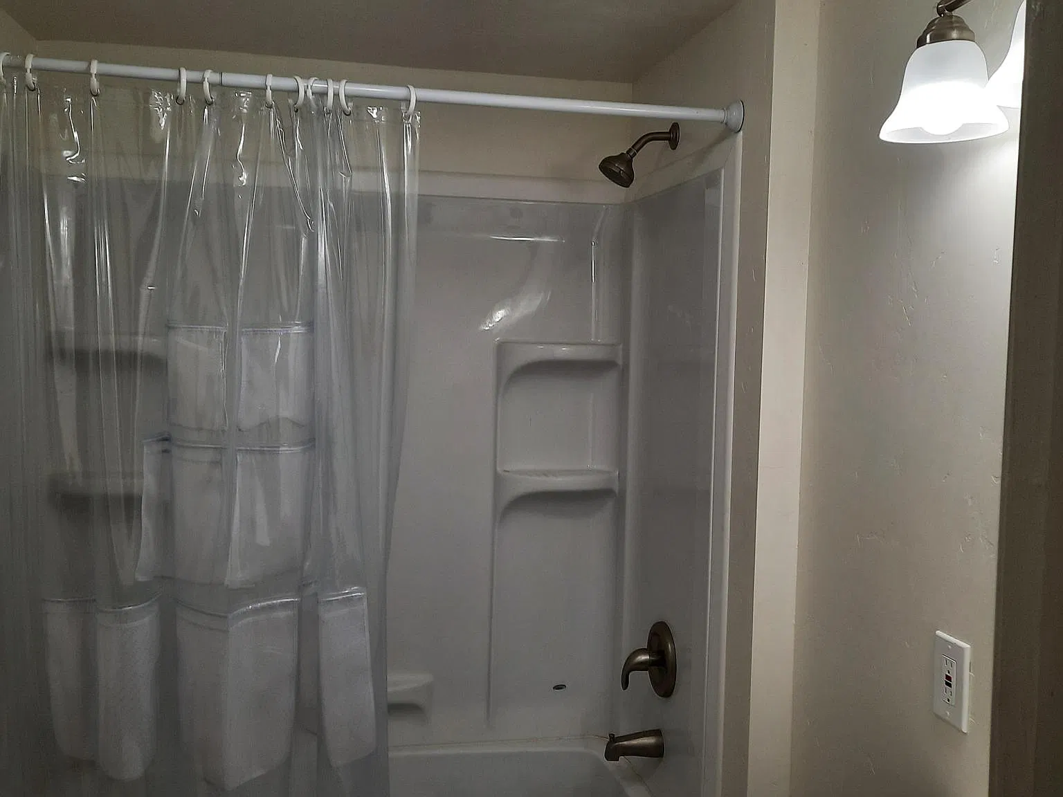 4 bed, 1.5 bath, 1462 sqft, $2,000 — Photo 4