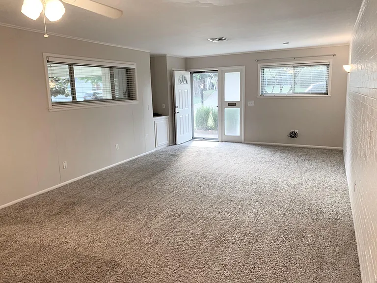 4616 N Harvey Pkwy — Photo 3