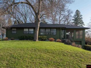 130 Hawaiian Dr, Mankato, MN 56001
