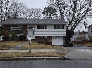 19 Quaker Ln, Smithtown, NY 11787