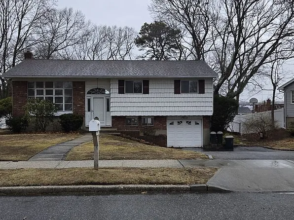 19 Quaker Ln, Smithtown, NY 11787