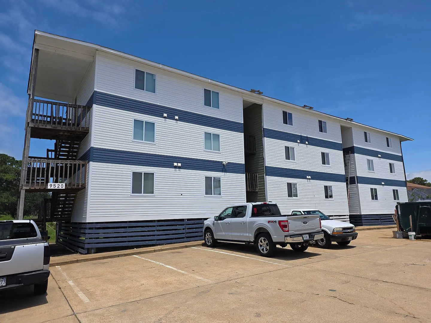 4th Bay 9520 — Photo 1