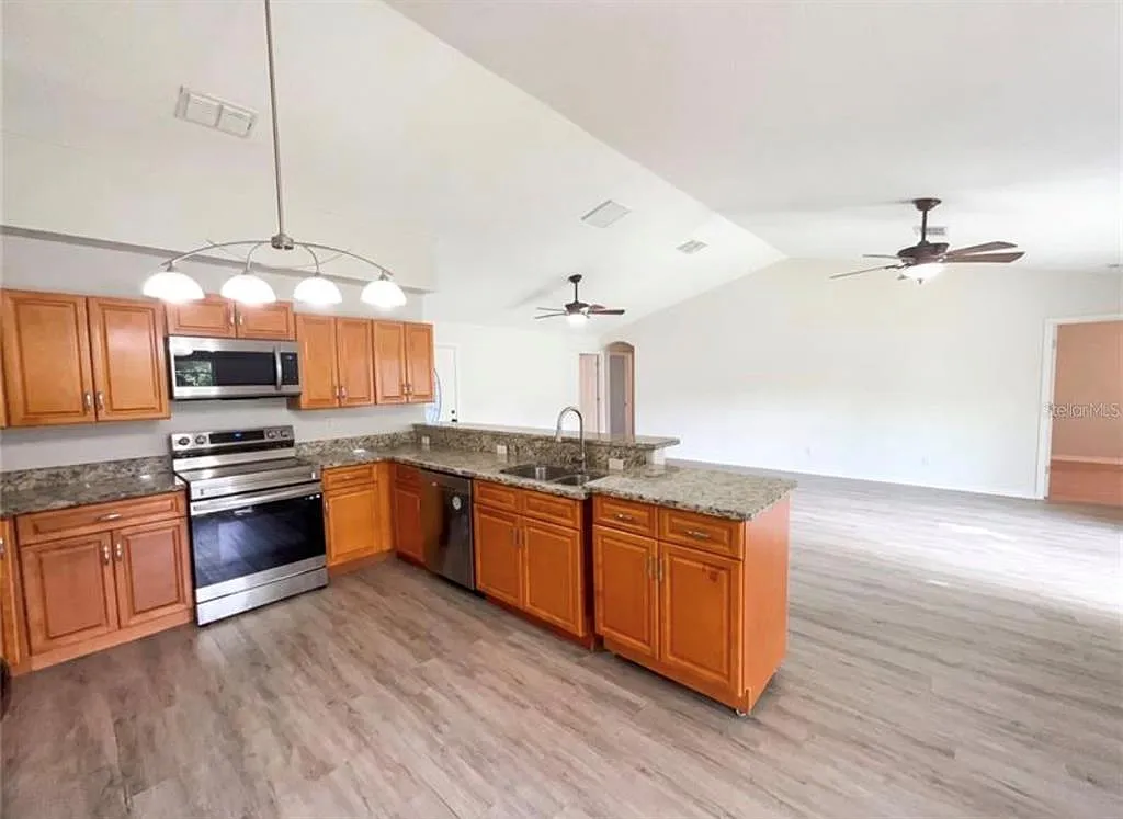 4 bed, 2.5 bath, 1605 sqft, $2,460 — Photo 4