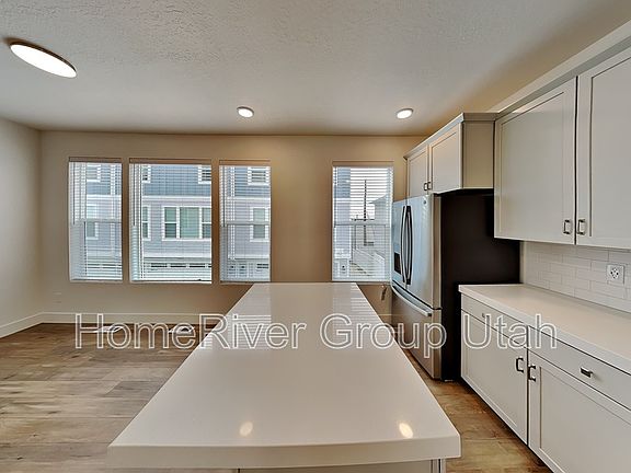 5th image of 3461 S Peebles Ct