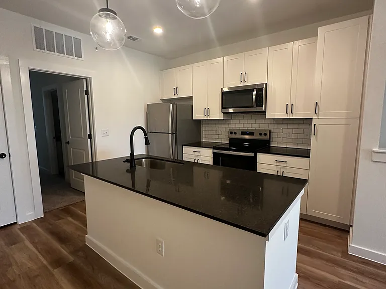 E Common St — Photo 19