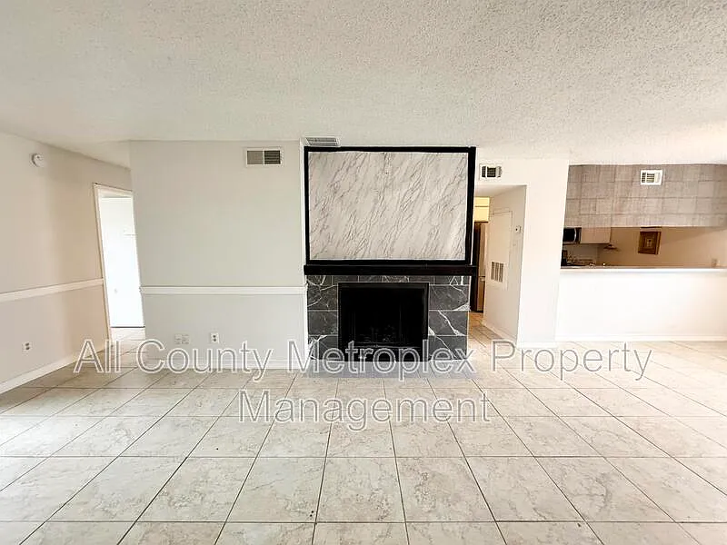 1 bed, 1.0 bath, 779 sqft, $925 — Photo 3