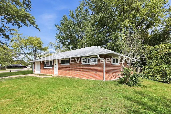 3 bed, 1.0 bath, 1040 sqft, $1,545 — Photo 2
