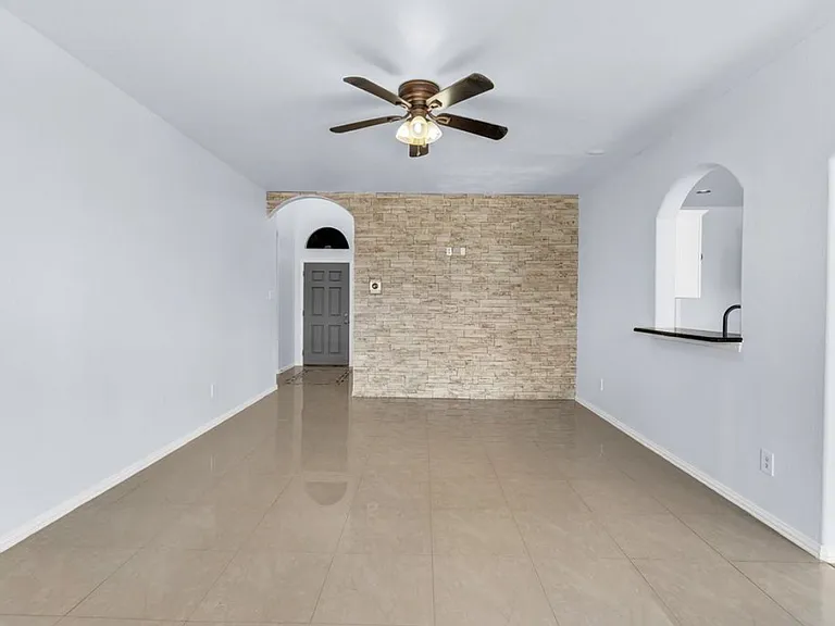 933 Bens Dr — Photo 7
