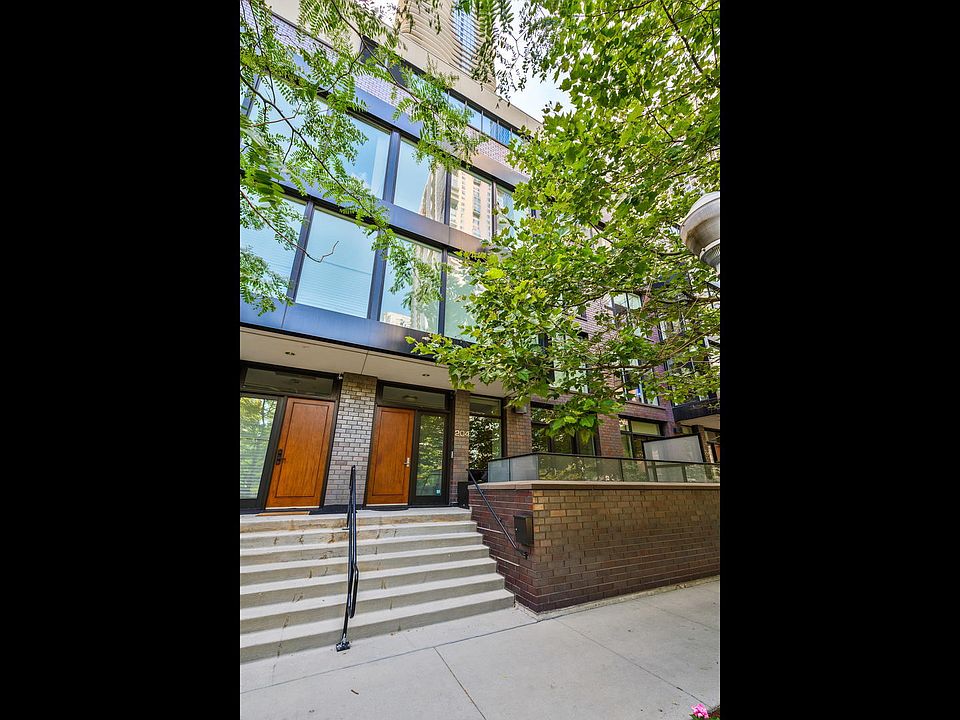 1st image of 204 N Park Dr #204