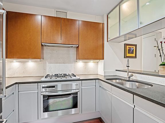 3rd image of 300 E 55th St APT 3B