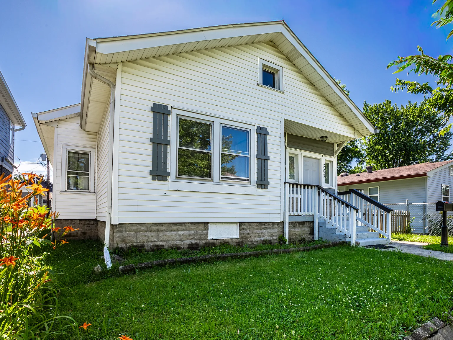 3 bed, 2.0 bath, 1316 sqft, $1,800 — Photo 3