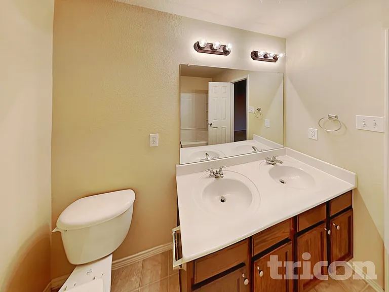 1248 Collett St — Photo 10