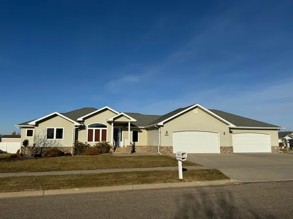 2904 11th St SE, Minot, ND 58701