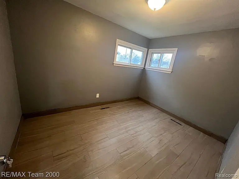 6365 Helen St — Photo 4