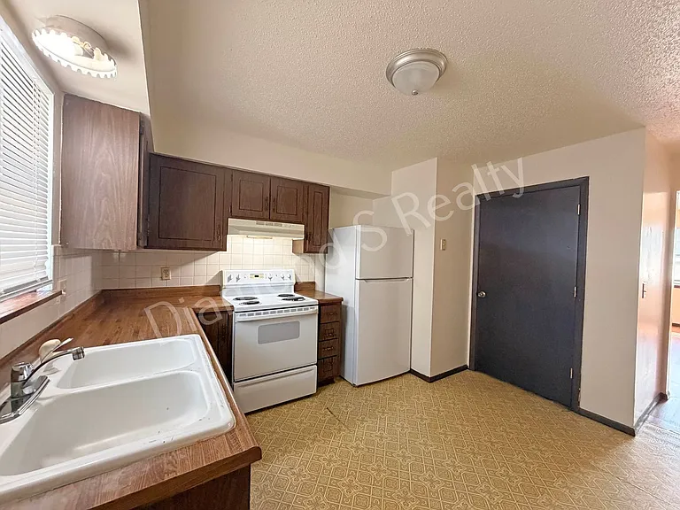 531 W State St — Photo 7