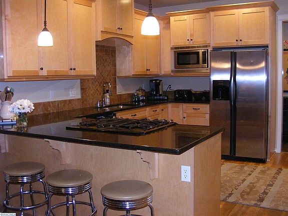 4th image of 715 NE Oak St APT G