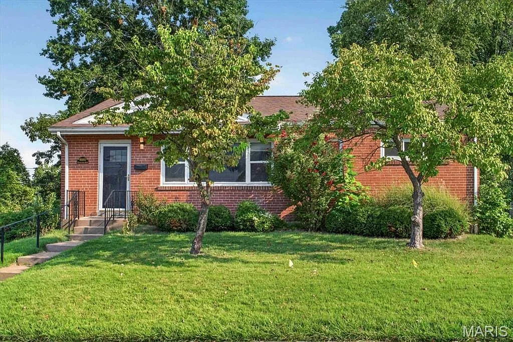 3 bed, 2.0 bath, 1388 sqft, $2,700 — Photo 2