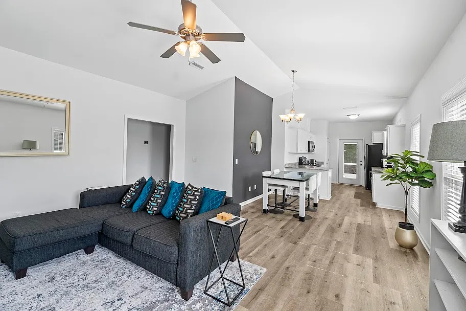 3 bed, 1461 sqft, $2,450 — Photo 2