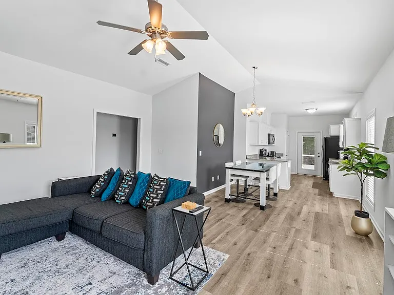 131 Heyward Dr — Photo 2