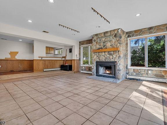 4th image of 42 Crest Dr