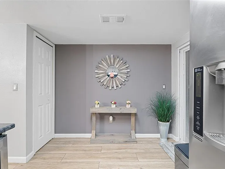 2304 Fletchers Point Cir — Photo 13