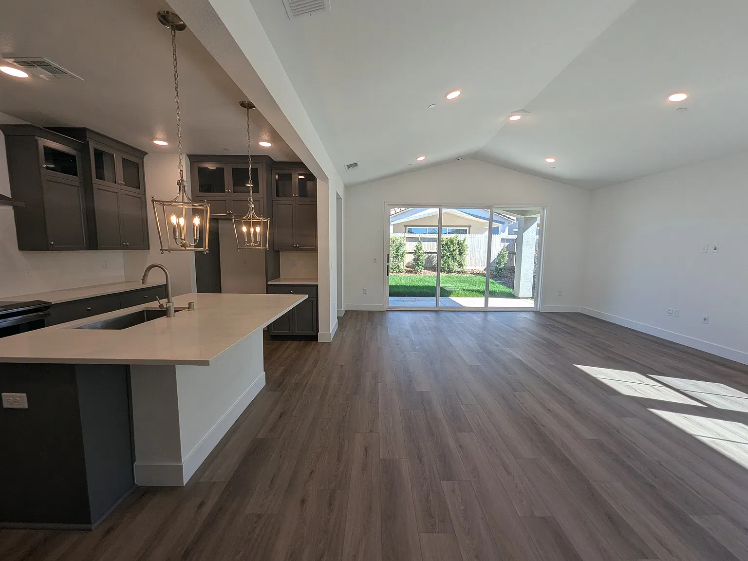 4 bed, 2080 sqft, $3,595 — Photo 4