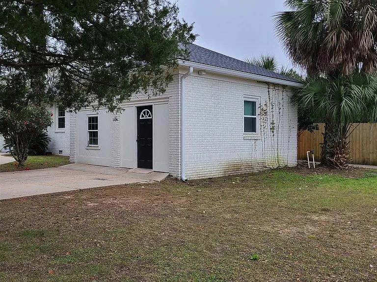 2109 N Spring St — Photo 26