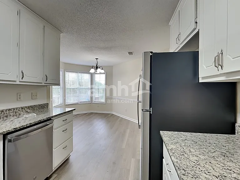 304 High Point Pl — Photo 3