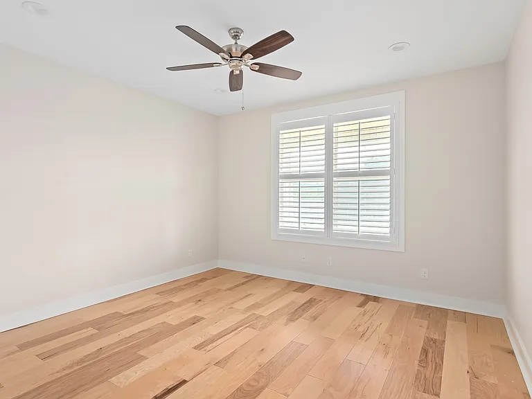 109 Oxford St — Photo 18