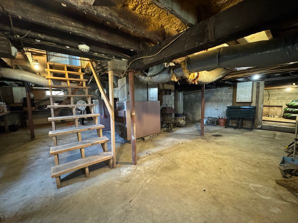 120 E River Rd, Chester, MA 01011