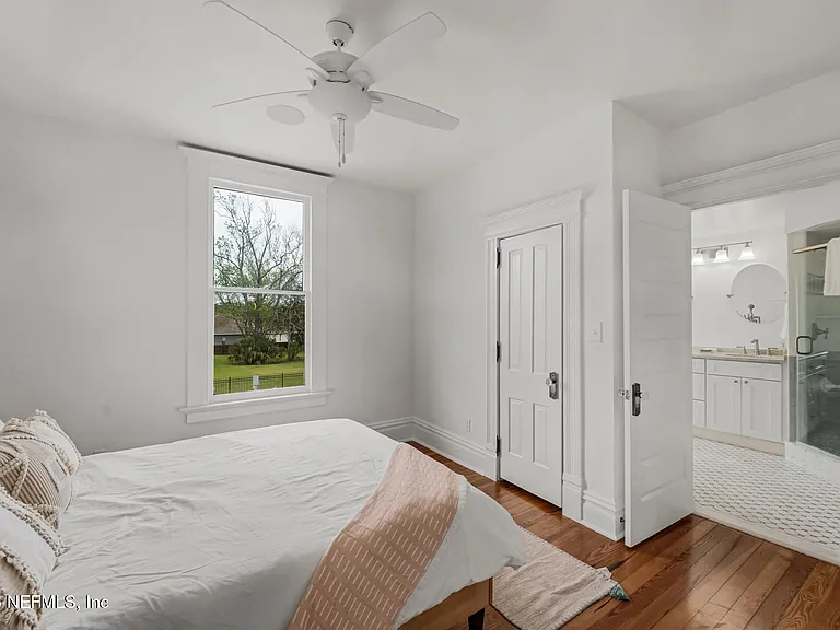 289 N Roscoe Blvd — Photo 29