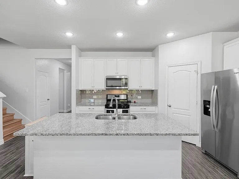 127 Buttonwood Ct — Photo 11