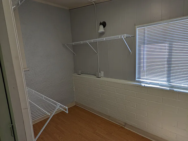 810 E Moeller St — Photo 11