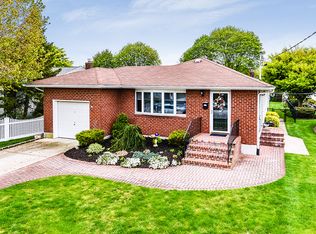 25 Locust Ave, Bethpage, NY 11714