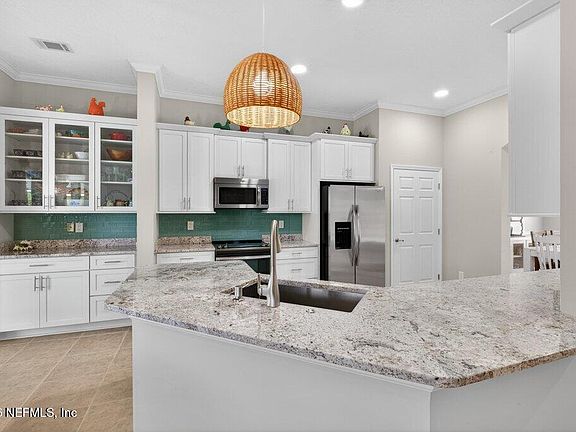 5th image of 1314 HONEYSUCKLE Drive