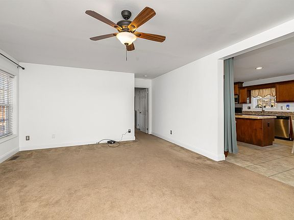 5th image of 228 Smithfield Cir