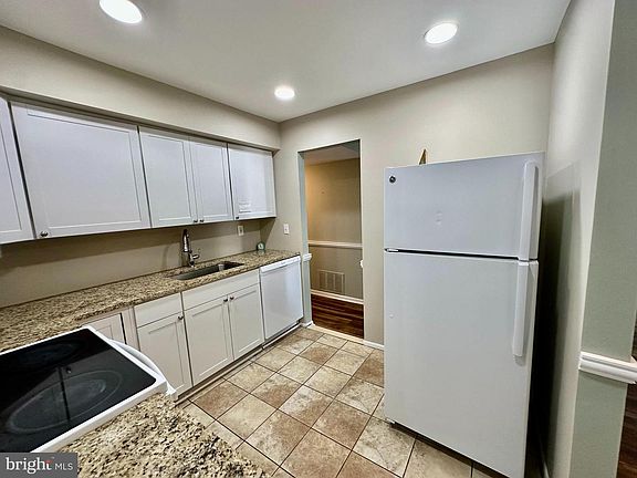 5th image of 13 Avon Dr #P