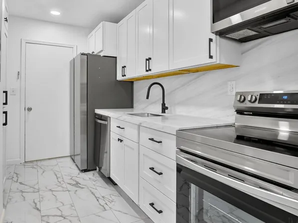 298 SW 6th St APT 204, Boca Raton, FL 33432