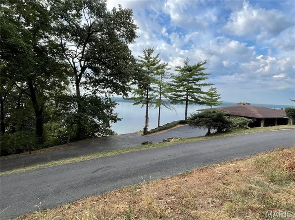 3100 Illini Trl, Godfrey, IL 62035