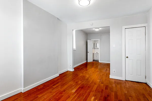 Rented by Safdie Realty Group | media 10