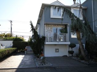 42 Country Dr S, Staten Island, NY 10314