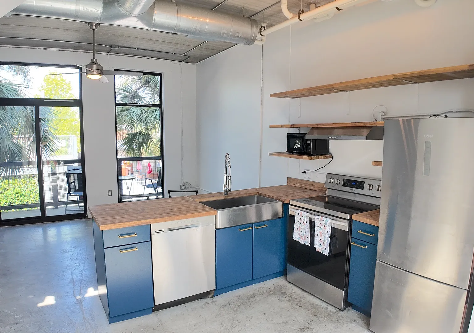 2406 De Soto Ave — Photo 3