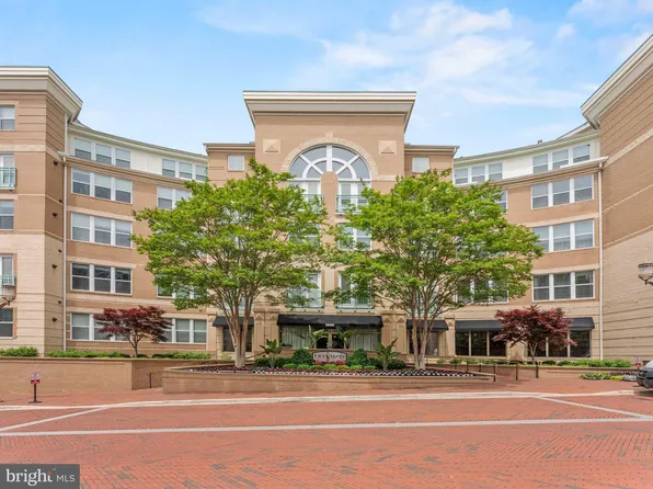 12000 Market St APT 422, Reston, VA 20190