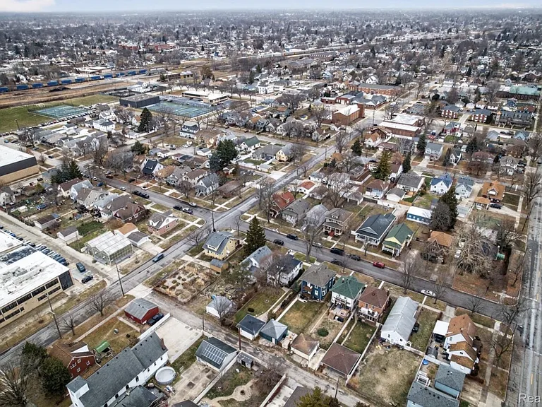 Maple St — Photo 8
