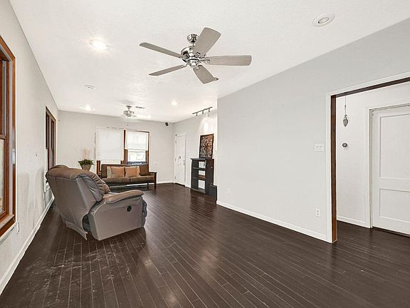 5th image of 714 Waverly St